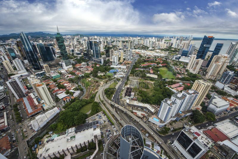 Vista aérea del moderno horizonte de la Ciudad de Panamá, Panamá fotografía de archivo