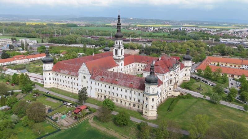 Vista aérea del monasterio de Hradisko Klaster Hradisko en Olomouc almacen de metraje de vídeo