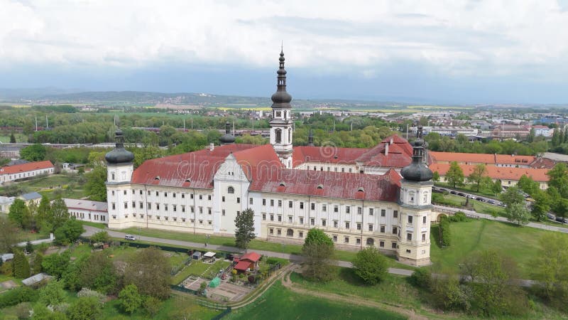 Vista aérea del monasterio de Hradisko Klaster Hradisko en Olomouc almacen de video