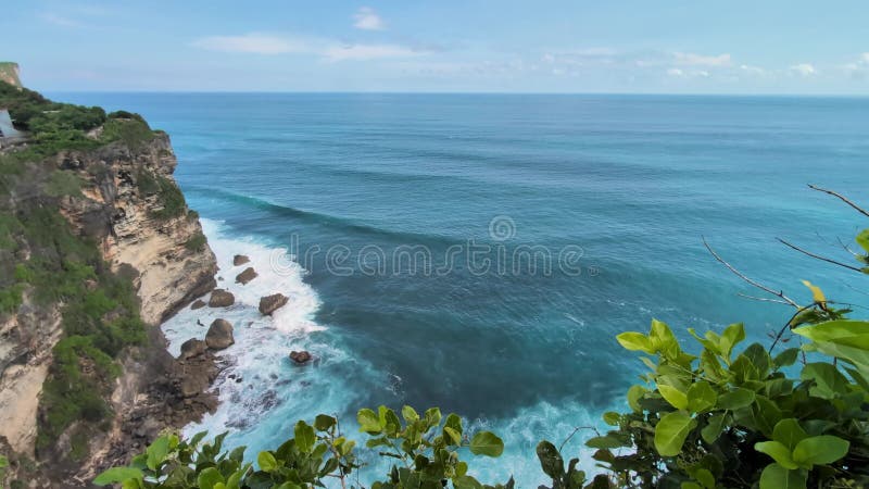 Vista aérea del océano Pacífico en el acantilado de Uluwatu almacen de video