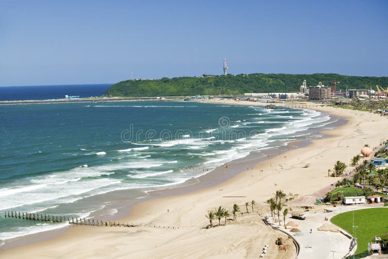 Vista aérea del Océano Índico y de las playas arenosas blancas en el centro de ciudad de Durban, Suráfrica fotos de archivo libres de regalías Vista aérea del Océano Índico y de las playas arenosas blancas en el centro de ciudad de Durban, Suráfrica fotos de archivo libres de regalías