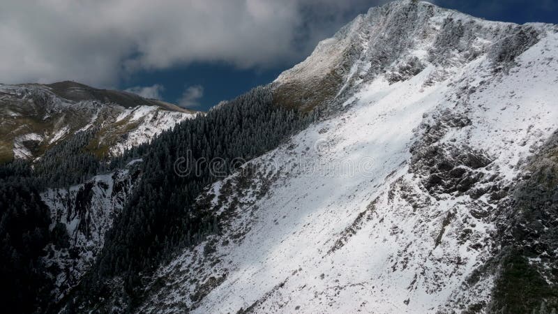 Vista aérea del paisaje invernal en la montaña Hehuan Taiwán. almacen de metraje de vídeo