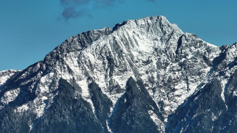 Vista aérea del paisaje invernal en la montaña Hehuan Taiwán. almacen de metraje de vídeo