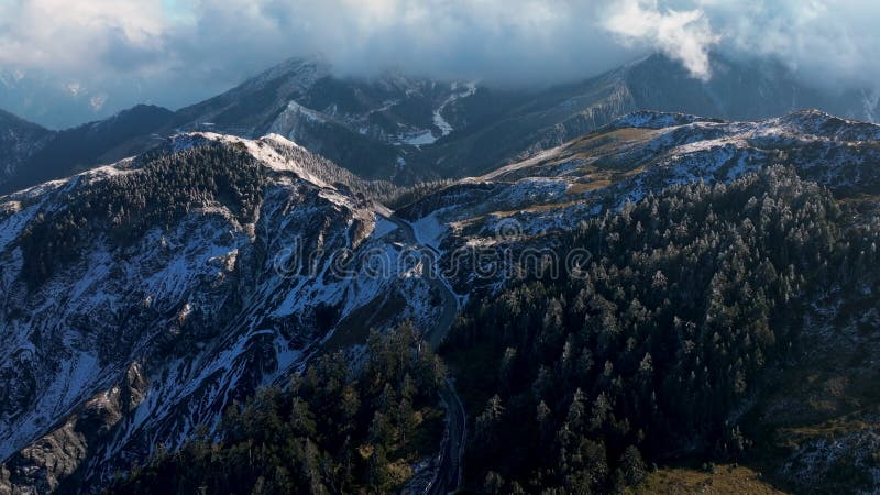 Vista aérea del paisaje invernal en la montaña Hehuan Taiwán. metrajes