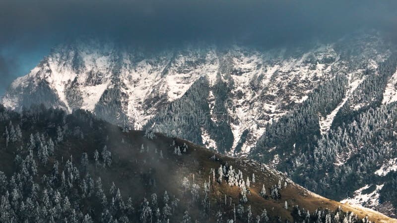 Vista aérea del paisaje invernal en la montaña Hehuan Taiwán. metrajes
