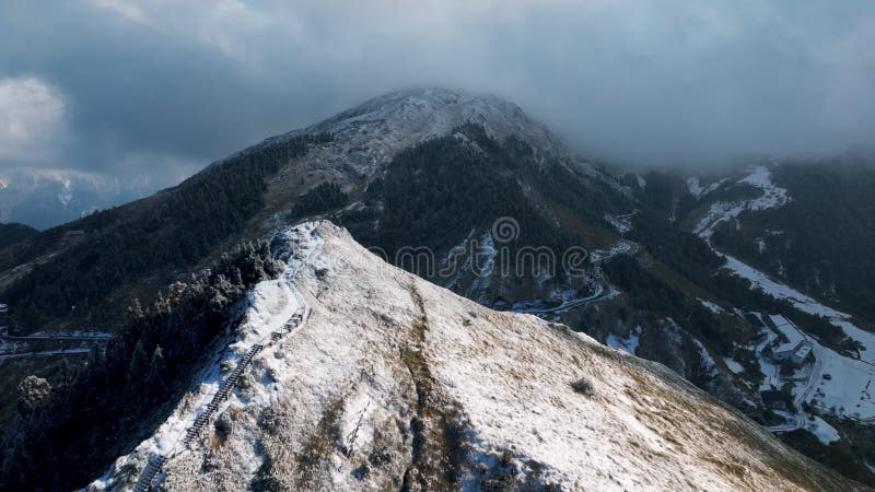 Vista aérea del paisaje invernal en la montaña Hehuan Taiwán. metrajes