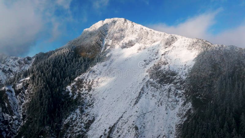 Vista aérea del paisaje invernal en la montaña Hehuan Taiwán. almacen de video