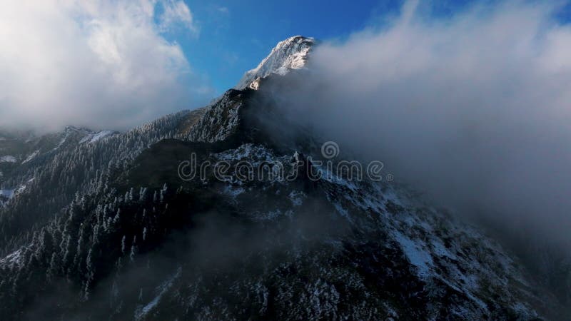 Vista aérea del paisaje invernal en la montaña Hehuan Taiwán. almacen de video