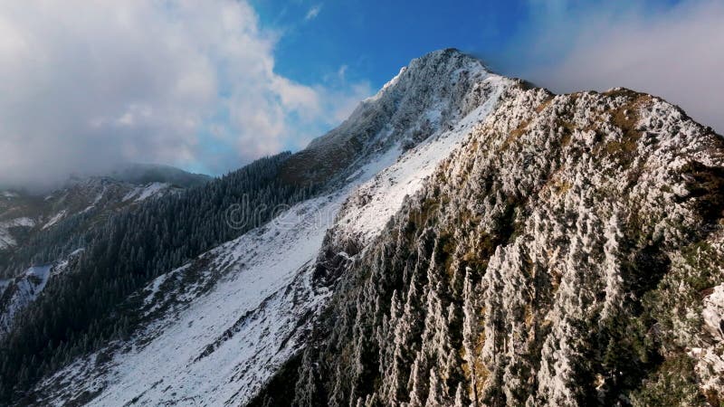 Vista aérea del paisaje invernal en la montaña Hehuan Taiwán. almacen de metraje de vídeo