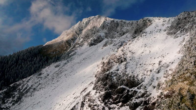 Vista aérea del paisaje invernal en la montaña Hehuan Taiwán. almacen de video