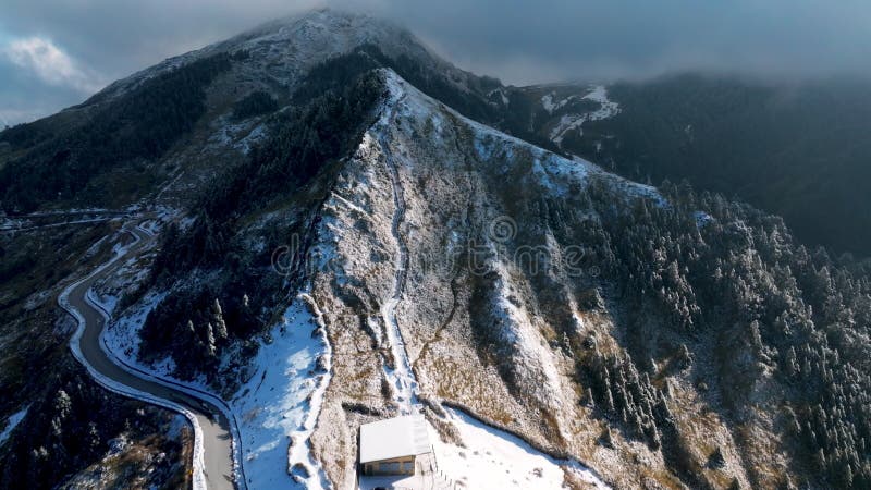 Vista aérea del paisaje invernal en la Montaña Hehuan, Taiwán metrajes