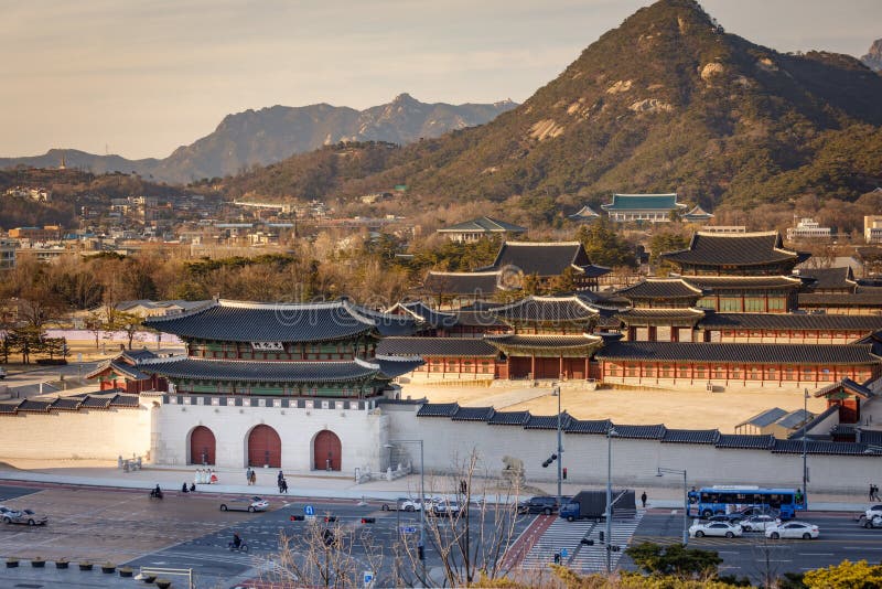 Vista aérea del palacio de Gyeongbok y de la casa azul en la ciudad de Seul, Corea fotos de archivo Vista aérea del palacio de Gyeongbok y de la casa azul en la ciudad de Seul, Corea fotos de archivo