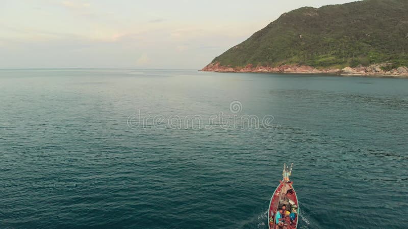 Vista aérea del pescador tailandés en el tradicional barco de madera