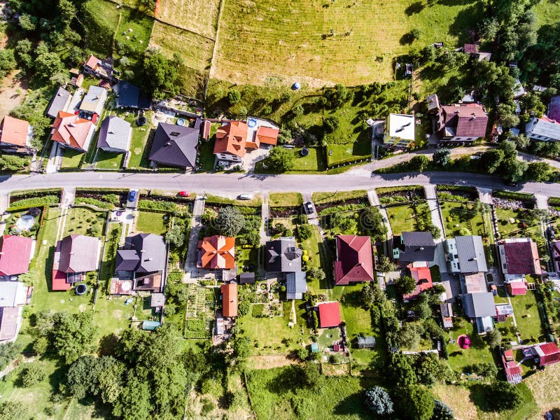 Vista aérea del pueblo holandés, casas con los jardines, parque verde imagen de archivo Vista aérea del pueblo holandés, casas con los jardines, parque verde imagen de archivo