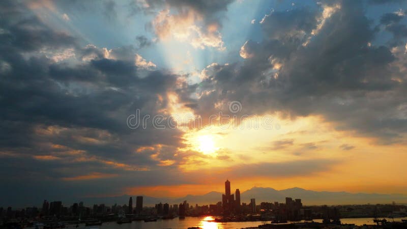 Vista aérea del puerto de kaohsiung al amanecer metrajes