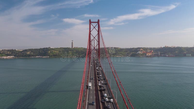 Vista aérea del tráfico de coches concurridos a través del famoso puente rojo ponte 25 de abril en lisboa portugal metrajes