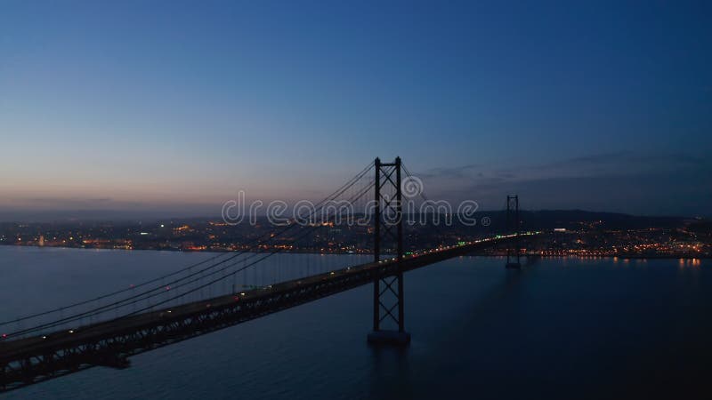 Vista aérea del tráfico de coches por el mar sobre el puente 25 de abril rojo en lisboa portugal almacen de video