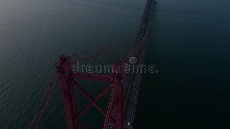 Vista aérea del tráfico a través de ponte 25 de abril puente rojo en la luz de la tarde en lisboa portugal almacen de video