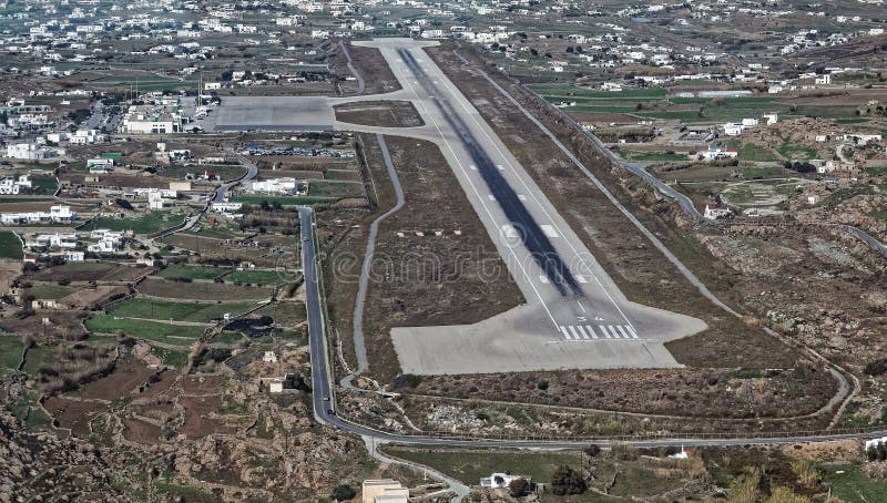 Vista aérea do aeroporto na ilha de Mykonos, Grécia foto de stock Vista aérea do aeroporto na ilha de Mykonos, Grécia foto de stock