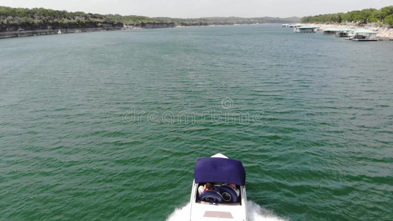 Vista aérea do barco da velocidade no lago no verão