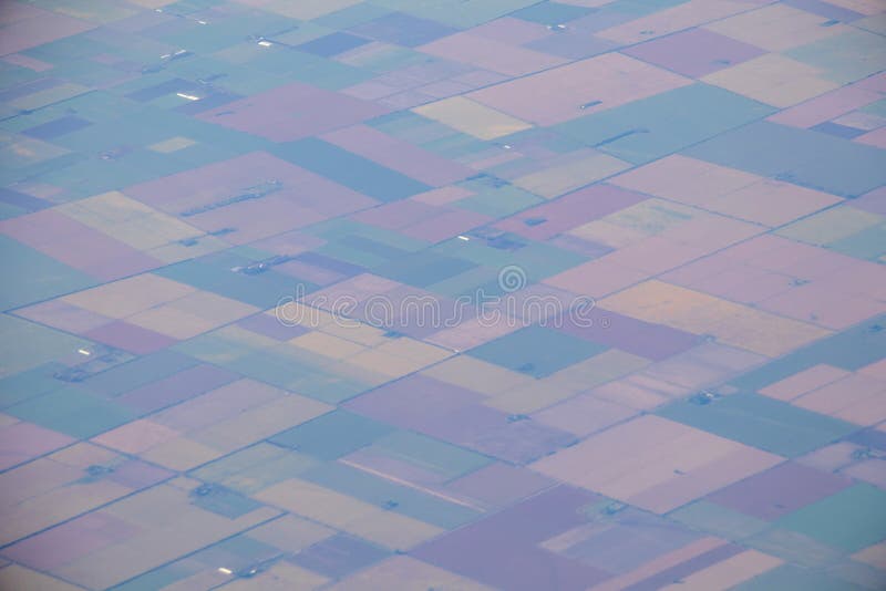 Vista aérea do campo americano, terra do plano com campos verdes da agricultura fotografia de stock royalty free Vista aérea do campo americano, terra do plano com campos verdes da agricultura fotografia de stock royalty free