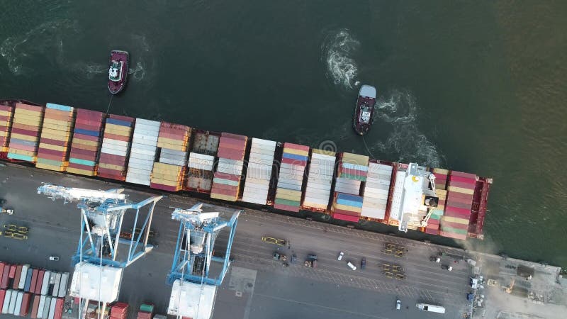 Vista aérea do estacionamento do navio porta-contentores de carga