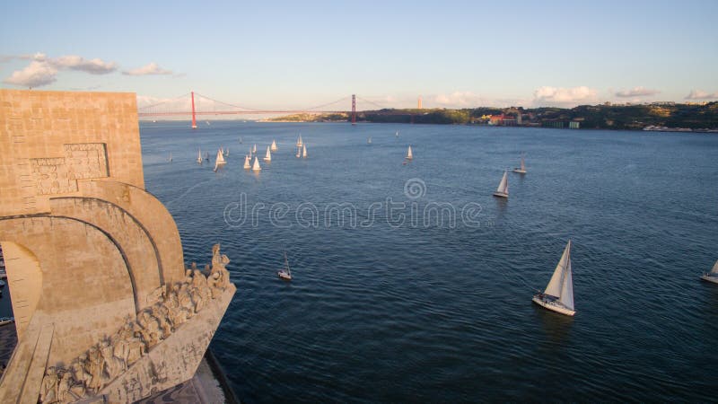Vista aérea do monumento às descobertas, distrito de Belém, Lisboa, Portugal imagens de stock Vista aérea do monumento às descobertas, distrito de Belém, Lisboa, Portugal imagens de stock