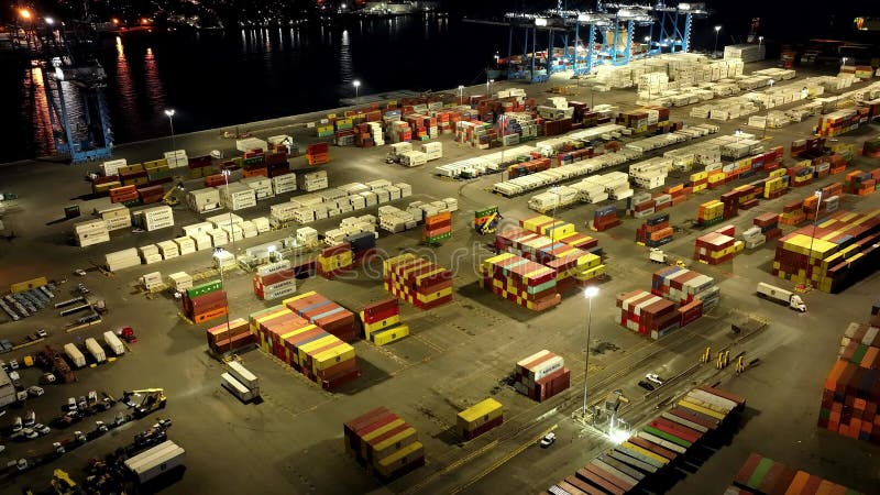 Vista aérea do porto de carga ocupado no rio delaware