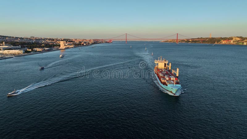 Vista aérea do rio tagus com navio porta-contentores no pôr do sol. lisbon portugal