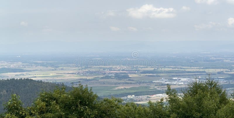 Vista aérea em torno do castelo de Haut-Koenigsbourg fotos de stock royalty free Vista aérea em torno do castelo de Haut-Koenigsbourg fotos de stock royalty free