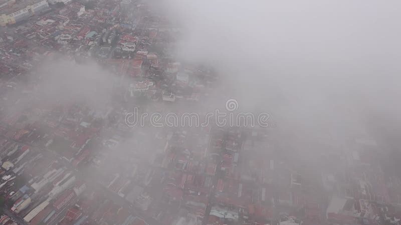 Vista aérea embaçada manhã com nuvem baixa