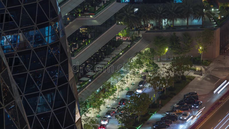 Vista aérea hacia abajo de los restaurantes acogedores en la terraza al aire libre de skyscraper noche timelapse.