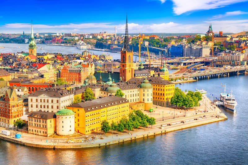 Vista aérea hermosa de la ciudad vieja Gamla Stan de Estocolmo de la ciudad Hall Stadshuset Día soleado hermoso del verano en Est imagen de archivo libre de regalías Vista aérea hermosa de la ciudad vieja Gamla Stan de Estocolmo de la ciudad Hall Stadshuset Día soleado hermoso del verano en Est imagen de archivo libre de regalías