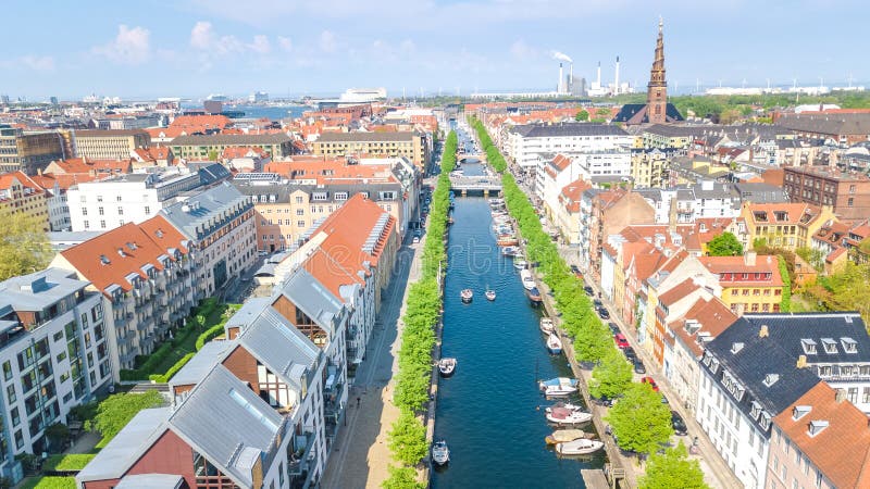 Vista aérea hermosa del horizonte de Copenhague desde arriba, puerto y canal históricos, Copenhague, Dinamarca del embarcadero de foto de archivo Vista aérea hermosa del horizonte de Copenhague desde arriba, puerto y canal históricos, Copenhague, Dinamarca del embarcadero de foto de archivo