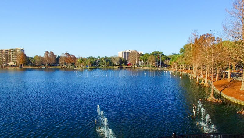 Vista aérea hermosa del horizonte de Orlando sobre el lago Eola, la Florida fotografía de archivo libre de regalías Vista aérea hermosa del horizonte de Orlando sobre el lago Eola, la Florida fotografía de archivo libre de regalías