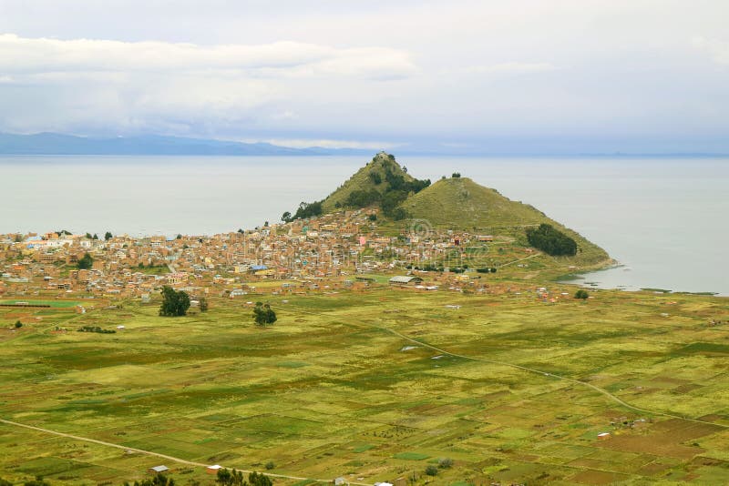 Vista aérea impressionante da cidade de Copacabana na margem do lago de Titicaca, Copacabana, BolÃvia imagem de stock royalty free Vista aérea impressionante da cidade de Copacabana na margem do lago de Titicaca, Copacabana, BolÃvia imagem de stock royalty free