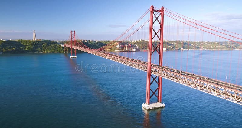 Vista a? rea Lisboa se? al del puente del 25 de abril - Ponte 25 de Abril, puente colgante de acero, traves? a el r? o Tagus almacen de metraje de vídeo