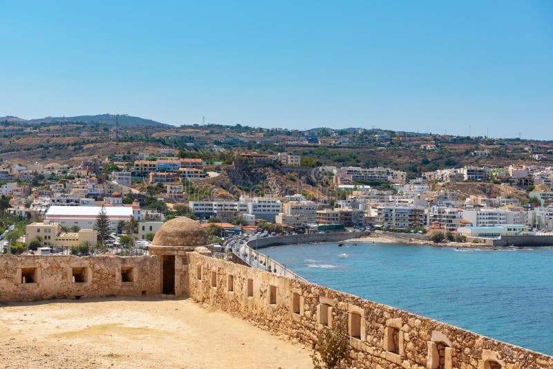 Vista aérea na baía do mar Mediterrâneo da parede da fortaleza de Rethimno, ilha da Creta, Grécia fotografia de stock Vista aérea na baía do mar Mediterrâneo da parede da fortaleza de Rethimno, ilha da Creta, Grécia fotografia de stock