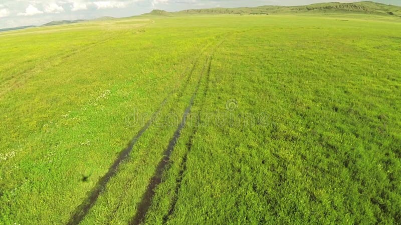 Vista aérea no estepe Cazaquistão com estrada da lama Aerophotography