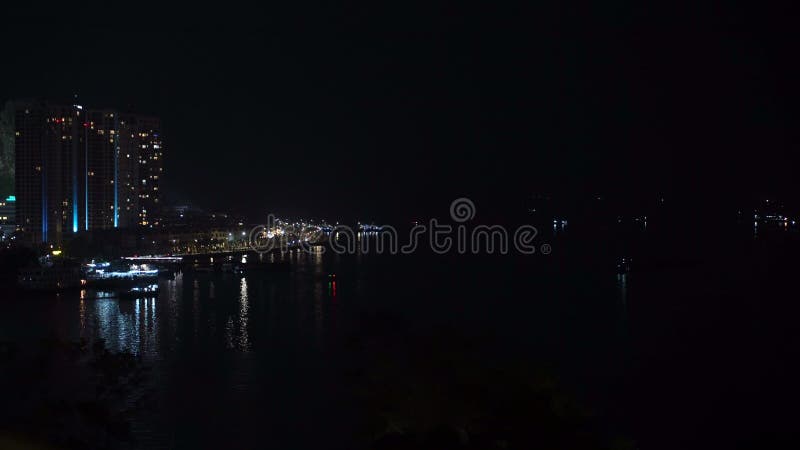 Vista aérea nocturna de la ciudad costera metrajes