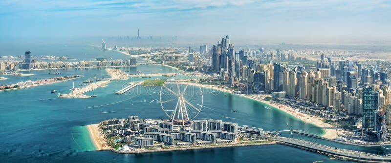 Vista aérea panorámica del horizonte del puerto deportivo de Dubai con la noria del ojo de Dubai, UAE imagen de archivo libre de regalías Vista aérea panorámica del horizonte del puerto deportivo de Dubai con la noria del ojo de Dubai, UAE imagen de archivo libre de regalías