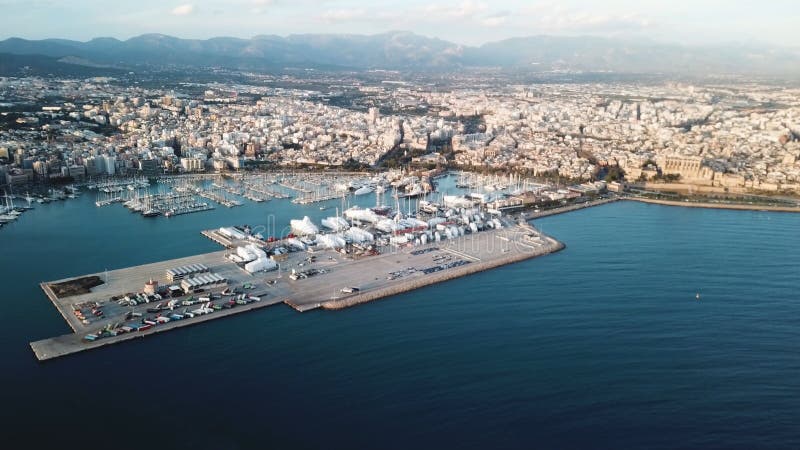 Vista aérea pintoresca del puerto costero de la ciudad con muchos barcos, montañas y cielo nublado existencias Puerto marítimo he fotos de archivo libres de regalías Vista aérea pintoresca del puerto costero de la ciudad con muchos barcos, montañas y cielo nublado existencias Puerto marítimo he fotos de archivo libres de regalías