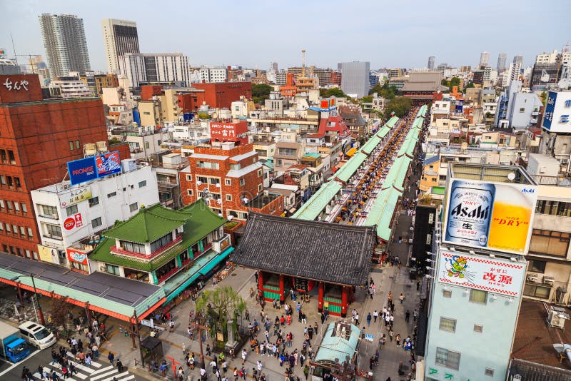 A vista aérea povos aglomerados no templo de Sensoji o templo famoso no Tóquio, Japão viu de A imagens de stock royalty free A vista aérea povos aglomerados no templo de Sensoji o templo famoso no Tóquio, Japão viu de A imagens de stock royalty free