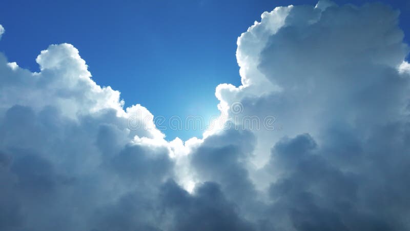 Vista aérea sobre las nubes y el cielo al amanecer almacen de metraje de vídeo