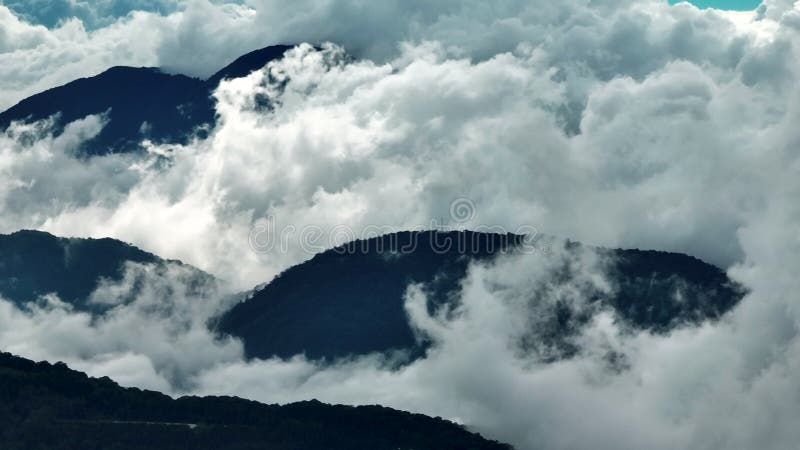 Vista aérea sobre las nubes y el cielo al amanecer almacen de video