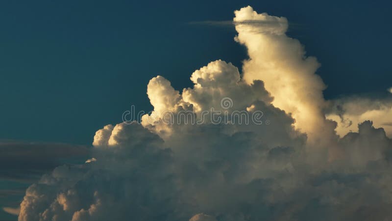 Vista aérea sobre las nubes y el cielo al amanecer almacen de metraje de vídeo