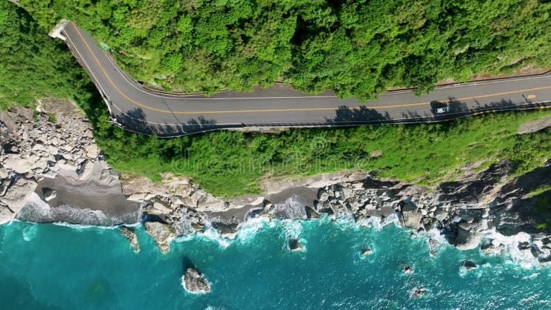 Vista aérea sobre las olas que desembocan en una costa rocosa almacen de video