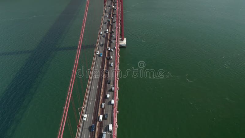 Vista aérea superior después de un tráfico ocupado que conduce a través del mar en el gran puente colgante rojo 25 de abril en almacen de video