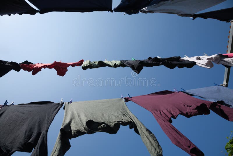 Vista Baja Horizontal De Las Camisas Que Cuelgan En Cuerda Para Tender La  Ropa Foto de archivo - Imagen de housework, negro: 76552480