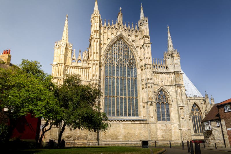 Vista bonita da catedral da igreja de York em um dia de verão ensolarado em Yorkshire, Inglaterra imagens de stock Vista bonita da catedral da igreja de York em um dia de verão ensolarado em Yorkshire, Inglaterra imagens de stock